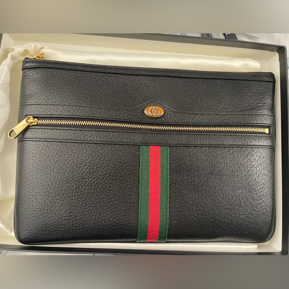 100% AUTHENTIC GUCCI CLUTCH
BLACK LEATHER
GOLD HARDWARE
Box and dust bag